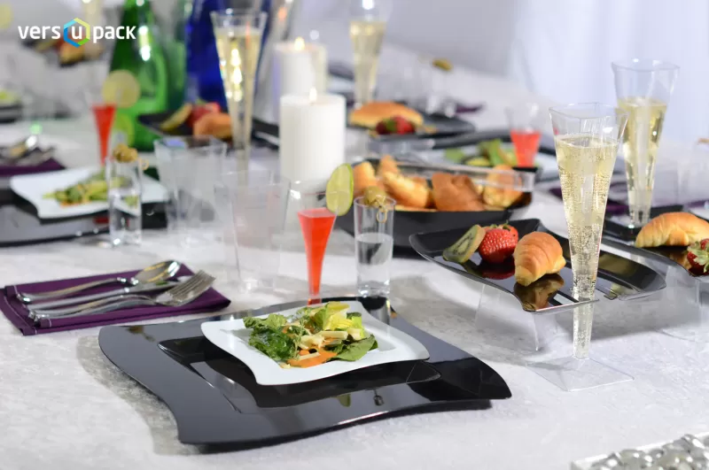Naczynia i sztućce jednorazowe stołowe dla cateringu