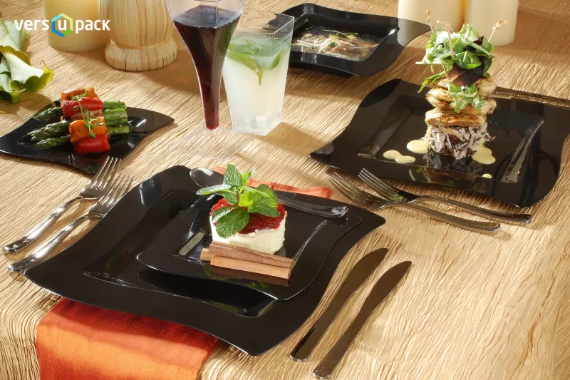 Naczynia i sztućce jednorazowe stołowe dla cateringu