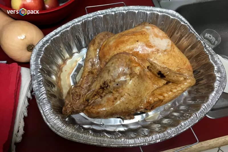 Disposable roasting pan for turkey. Disposable aluminum oval trays for oven.