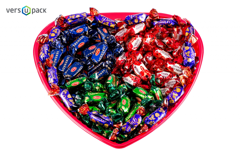 Disposable heart-shaped sushi platters and sushi containers